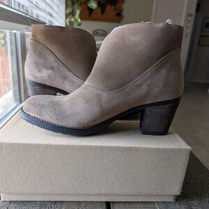 Taos Suede Billie Heeled Boot Taupe Size 10-10.5 Medium BLI-28367